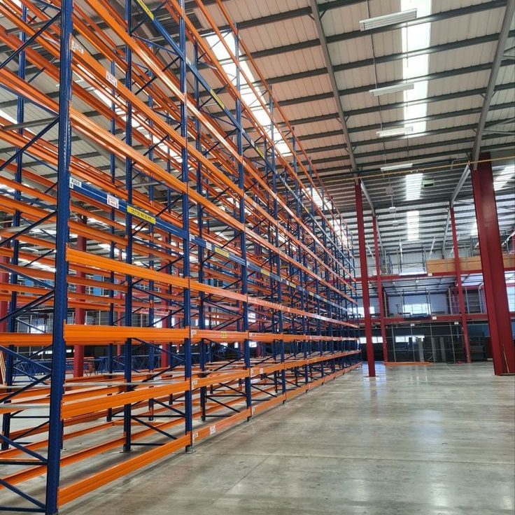 Regalmontage von Palettenregalen nach DIN EN 15635 in Industriehalle durch Bilalli Regalbau