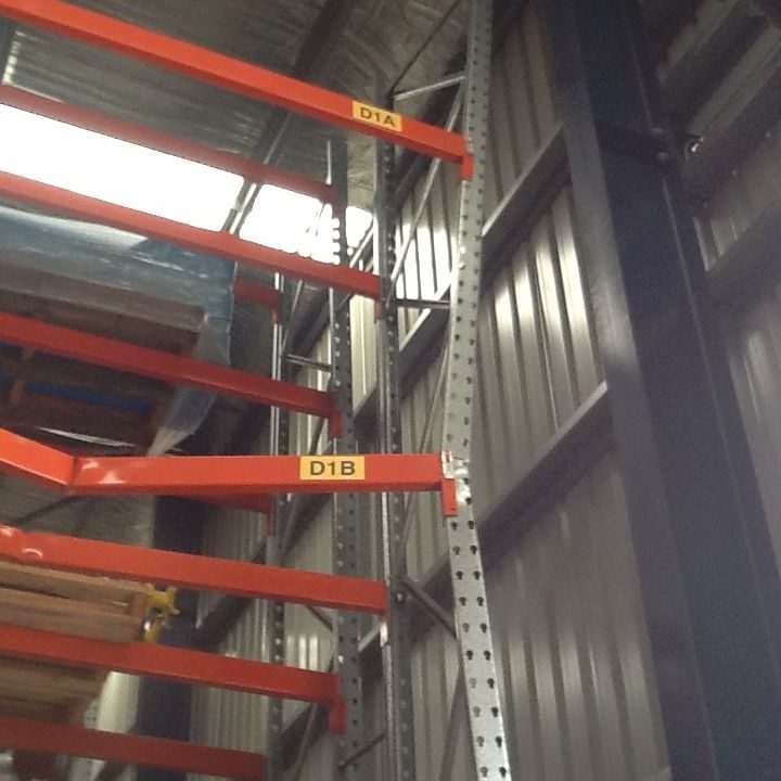 Beschädigte Regalanlage in einer Lagerhalle