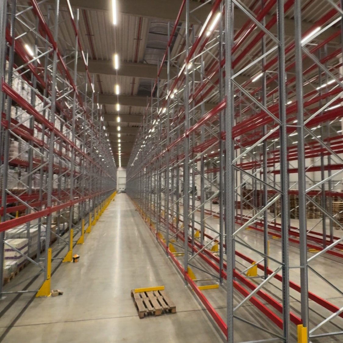 Regalmontage von Palettenregalen nach DIN EN 15635 in Industriehalle durch Bilalli Regalbau